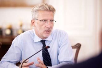 Σκέρτσος στη δίκη για τη Novartis: Η υπόθεση των ψευδών καταθέσεων, από τις πιο μελανές σελίδες της Δημοκρατίας