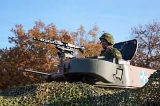 Στη Βουλή το νομοσχέδιο για τις Ένοπλες Δυνάμεις: Οι αλλαγές εκπαίδευση και θητεία – Ο πίνακας με το νέο μισθολόγιο