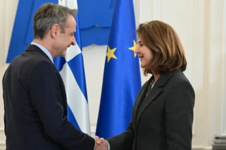 Συνάντηση Μητσοτάκη με την προσωπική απεσταλμένη του Γενικού Γραμματέα του ΟΗΕ για την Κύπρο