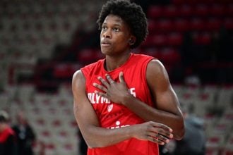 Αγνώριστος ο Νιλικίνα: Άφησε τα ράστα για μια άφρο έκδοση της κόμμωσής του!