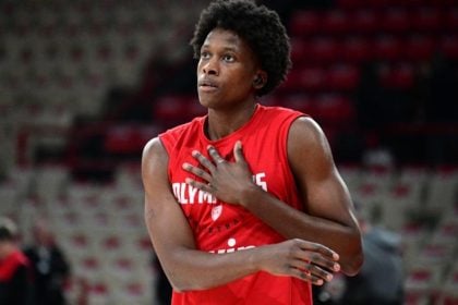 Αγνώριστος ο Νιλικίνα: Άφησε τα ράστα για μια άφρο έκδοση της κόμμωσής του!