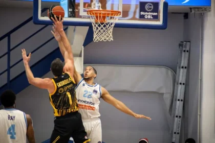 Η ΑΕΚ πήρε το θρίλερ στη Μύκονο επικρατώντας με 77-76