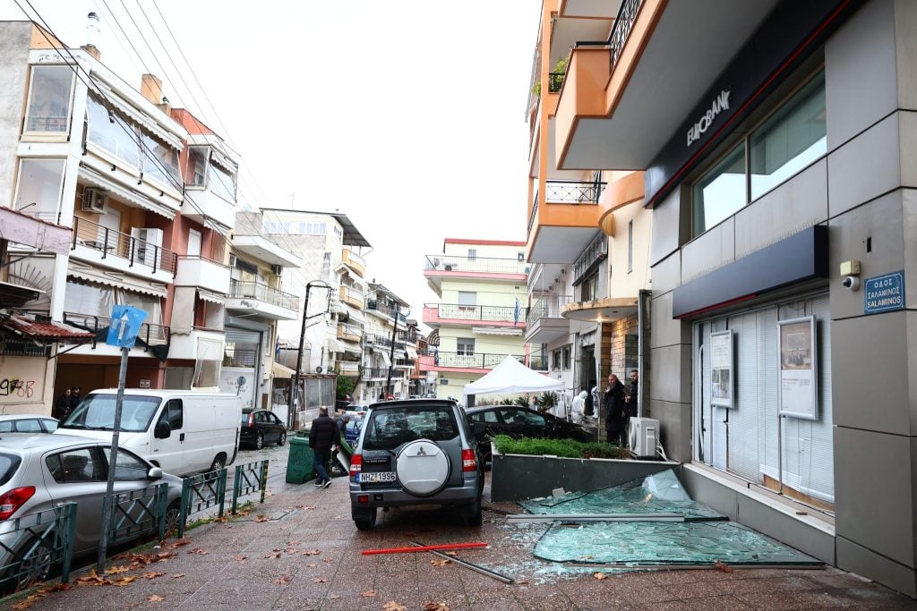Θεσσαλονίκη: Δυο κιλά εκρηκτικής ύλης χρησιμοποίησαν οι βομβιστές – Γιατί ανέλαβε το «Ελληνικό FBI»