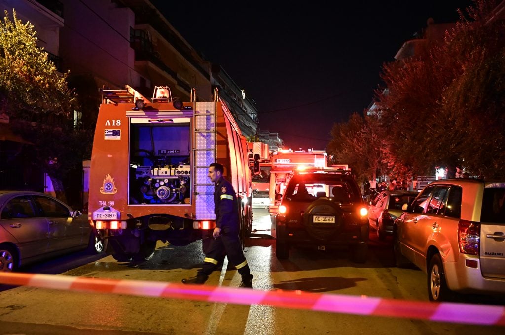 Φωτιά σε διαμέρισμα στην Καλλιθέα – Δύο άτομα εντοπίστηκαν χωρίς τις αισθήσεις τους