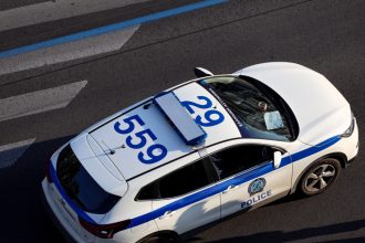 Μεσσήνη: 65χρονος έριξε βενζίνη και έκαψε περιπολικά έξω από το Αστυνομικό Τμήμα