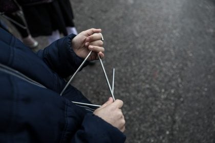 Πάτρα: Επιτέθηκαν σε παιδιά και τους έκλεψαν τα χρήματα από τα κάλαντα