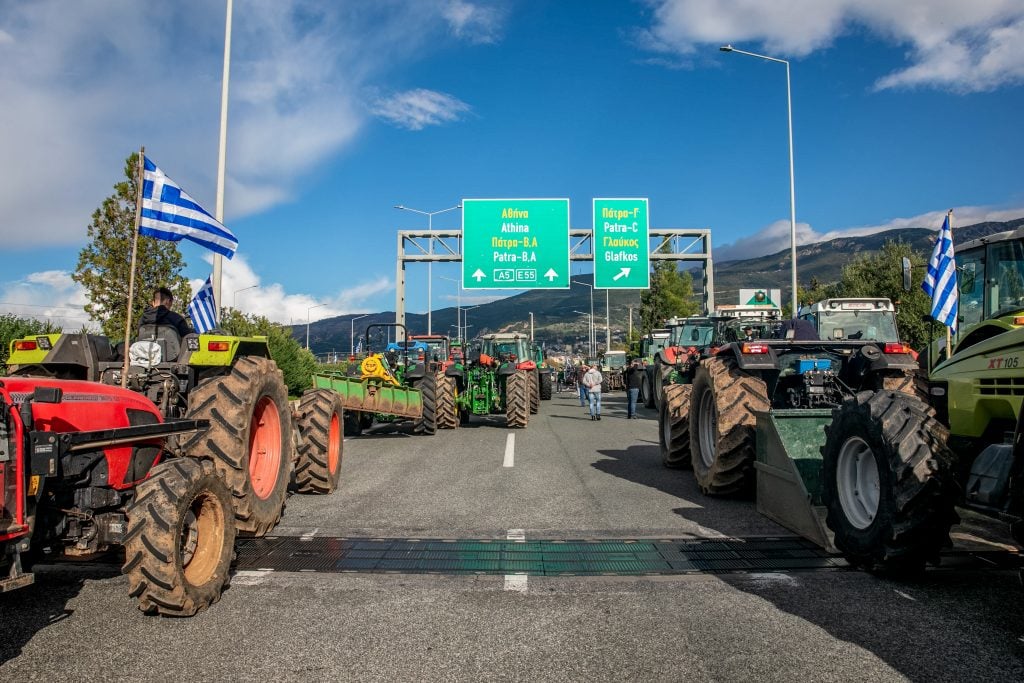 Με χαμηλές ταχύτητες η διέλευση των ΙΧ των εκδρομέων από τα μπλόκα - Η κατάσταση στη Δυτ. Ελλάδα