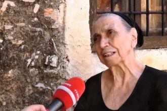«Η αγάπη του κόσμου κρατά ζωντανή τη μνήμη του» - Συγκινεί η χήρα του Νίκου Ξυλούρη