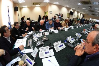 Πάτρα: LIVE η συνεδρίαση του Δημοτικού Συμβουλίου - "Αύριο κλείνουμε τους Δήμους"