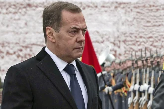 Μεντβέντεφ κατά Ζελένσκι: Ο Χάρος περιτριγυρίζει αυτό το παλιοτόμαρο, θα εκθέσουμε τη σορό του σε μουσείο στην Αγία Πετρούπολη