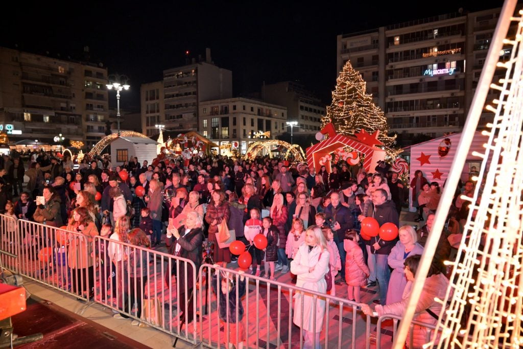 Άναψε στην πλατεία Γεωργίου το Χριστουγεννιάτικο δέντρο (ΦΩΤΟ)