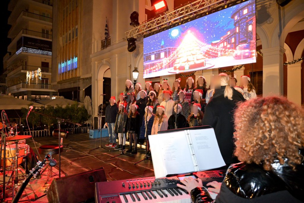 Άναψε στην πλατεία Γεωργίου το Χριστουγεννιάτικο δέντρο (ΦΩΤΟ)