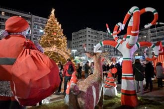 Άναψε στην πλατεία Γεωργίου το Χριστουγεννιάτικο δέντρο (ΦΩΤΟ)