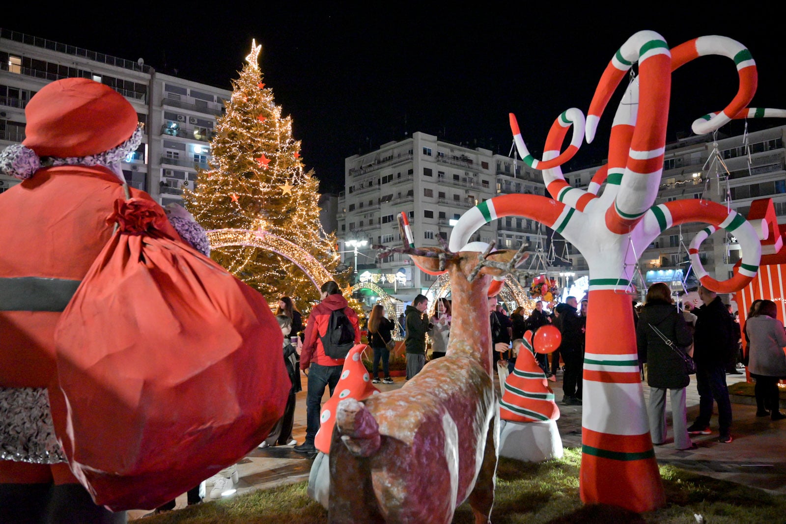 Άναψε στην πλατεία Γεωργίου το Χριστουγεννιάτικο δέντρο (ΦΩΤΟ)