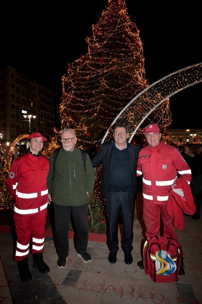 Άναψε στην πλατεία Γεωργίου το Χριστουγεννιάτικο δέντρο (ΦΩΤΟ)