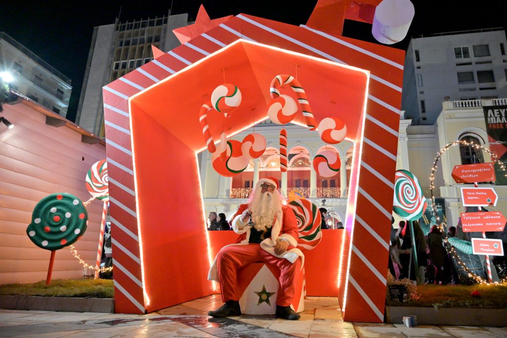 Άναψε στην πλατεία Γεωργίου το Χριστουγεννιάτικο δέντρο (ΦΩΤΟ)