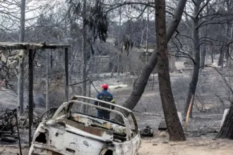 «Η Πολιτεία αποφάσισε να σταθεί δίπλα σε εμάς»: Το «ευχαριστώ» των πληγέντων από τις τραγωδίες σε Μάνδρα και Μάτι για τα μέτρα στήριξης