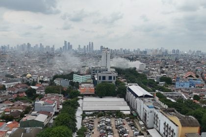 Ινδονησία: Φωτιά σε επταώροφο κτίριο στην Τζακάρτα – Τουλάχιστον 17 νεκροί