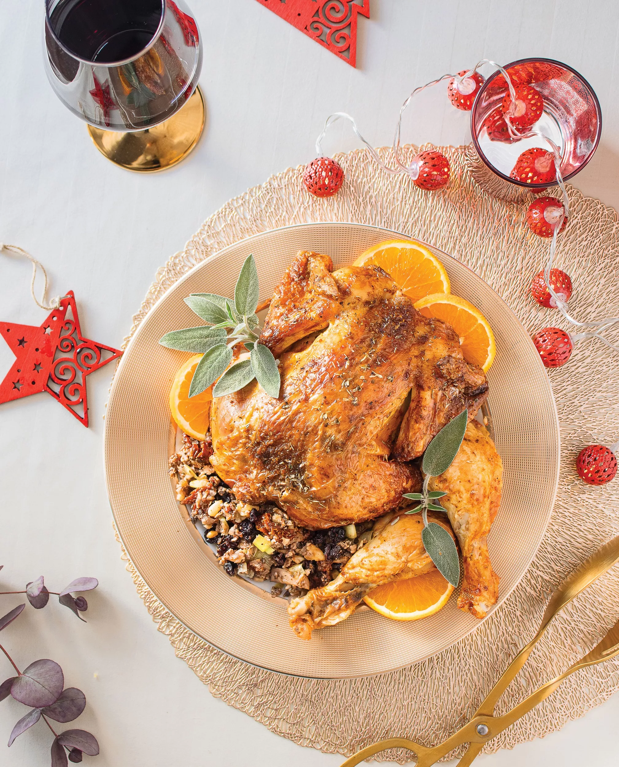 Κοτόπουλο γεμιστό με σταφίδες, μανιτάρια και λιαστή ντομάτα