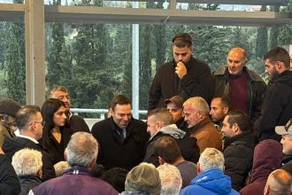 Ο Στέφανος Κασσελάκης στο μπλόκο των αγροτών στο Κιάτο