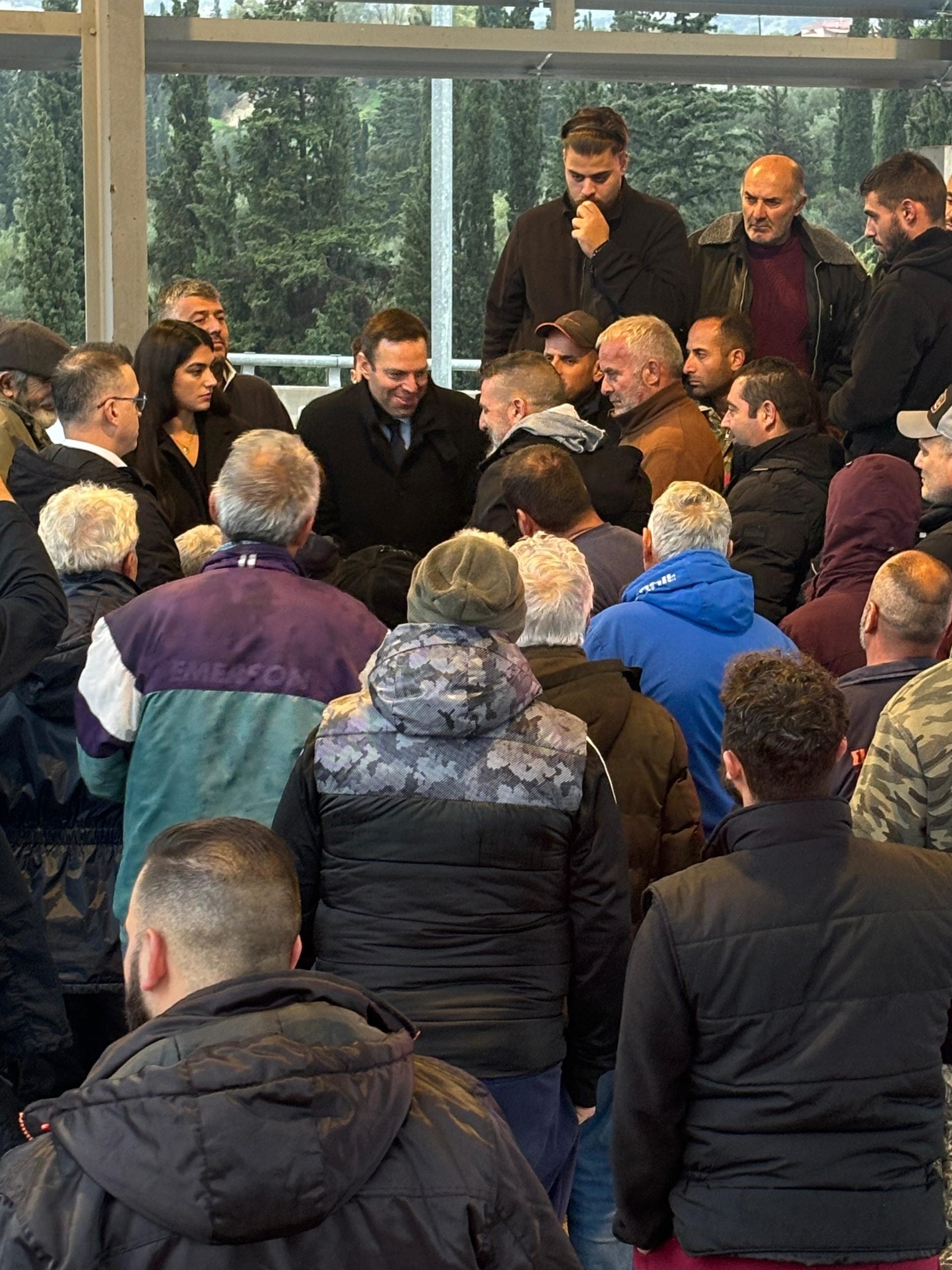 Ο Στέφανος Κασσελάκης στο μπλόκο των αγροτών στο Κιάτο