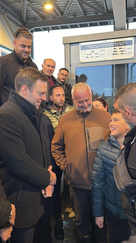 Ο Στέφανος Κασσελάκης στο μπλόκο των αγροτών στο Κιάτο