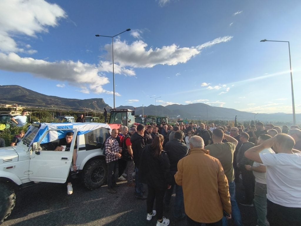 Ουρές οχημάτων στην Περιμετρική της Πάτρας - Κλειστός παραμένει ο δρόμος από τους αγρότες (ΦΩΤΟ)