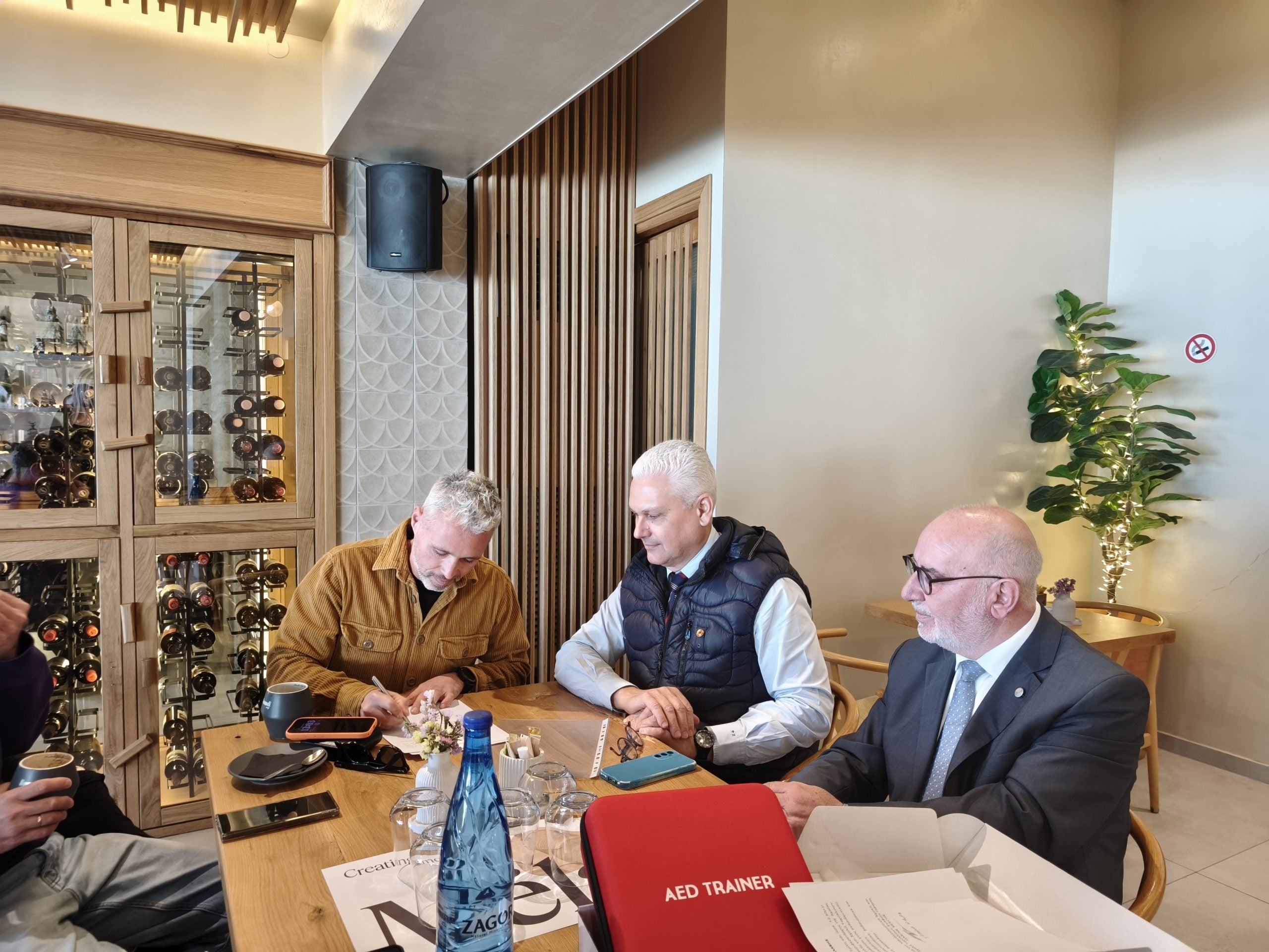 Η Π.Ε. Αχαΐας παρέδωσε απινιδωτές σε σχολές ναυαγοσωστικής