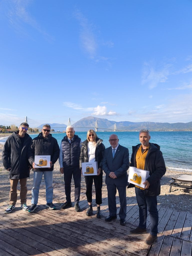 Η Π.Ε. Αχαΐας παρέδωσε απινιδωτές σε σχολές ναυαγοσωστικής