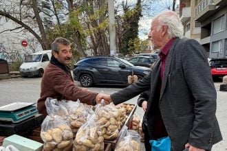 Διονύσης Πλέσσας: Ανταλλαγή ευχών στη Λαϊκή Αγορά