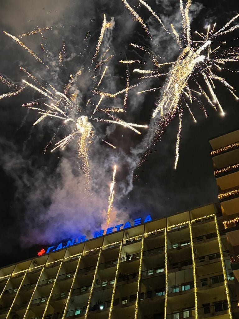 Το νοσοκομείο Μεταξά φωταγωγήθηκε – Ένα μήνυμα φροντίδας, ελπίδας και προοπτικής