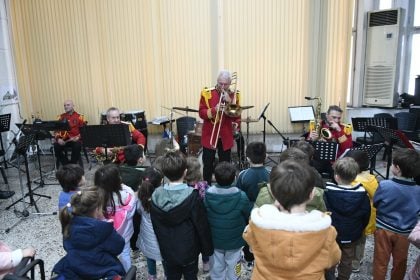 Η ορχήστρα τζαζ της δημοτικής μουσικής ξεναγεί μαθητές στον μουσικό κόσμο