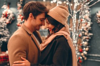 Πρώτα Χριστούγεννα μαζί του; Τι να περιμένεις, τι να αποφύγεις και πώς να τα ζήσεις