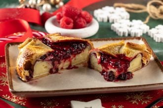 Μπρι σε σφολιάτα με φρούτα του δάσους