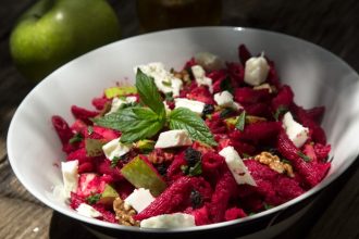 Σαλάτα με πέννες, πέστο παντζαριού και φέτα