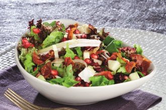 Γιορτινή σαλάτα με ρόδι, μήλο, τραγανό προσούτο και τυρί μπρι