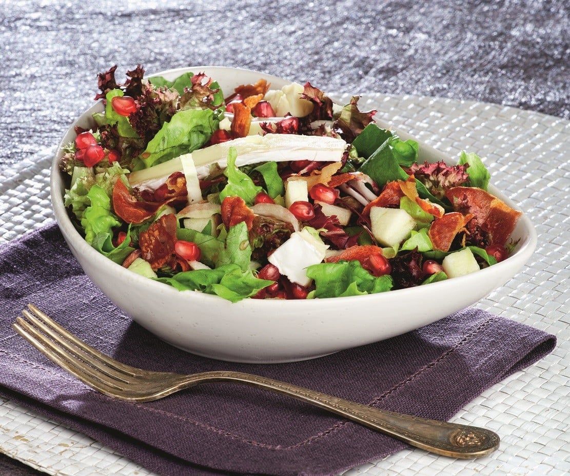 Γιορτινή σαλάτα με ρόδι, μήλο, τραγανό προσούτο και τυρί μπρι