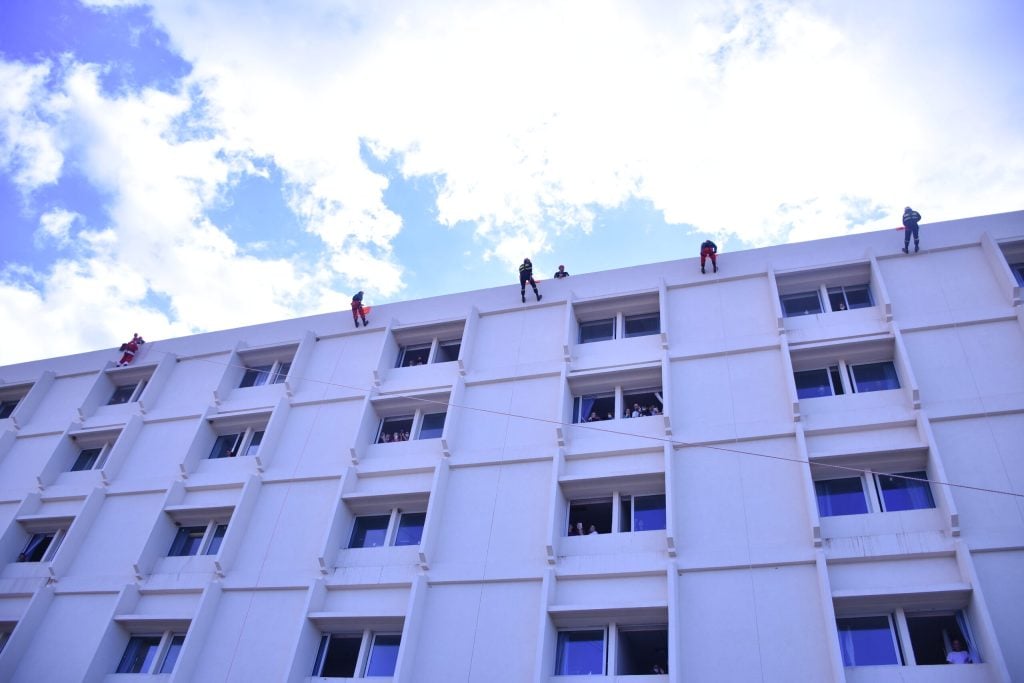 Safety Project: Δημιούργησε έναν παιδότοπο και με την 6η ΕΜΑΚ έκαναν rappel στο Πανεπιστημιακό Νοσοκομείο Πατρών - ΦΩΤΟ