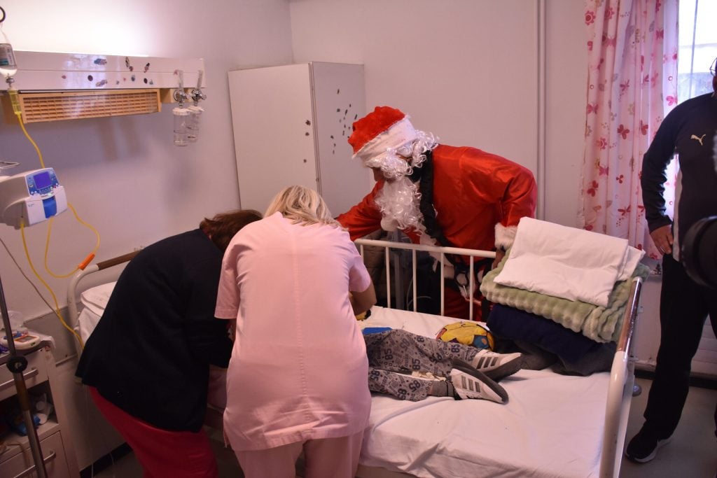 Safety Project: Δημιούργησε έναν παιδότοπο και με την 6η ΕΜΑΚ έκαναν rappel στο Πανεπιστημιακό Νοσοκομείο Πατρών - ΦΩΤΟ