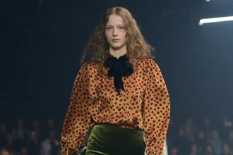 Βελούδο: Πέντε τρόποι να το φορέσετε στις γιορτινές εξόδους