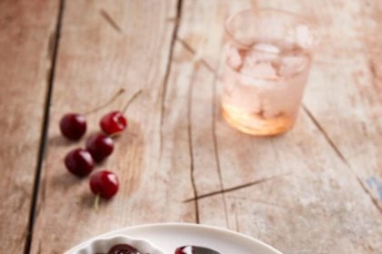 Κρέπες γεμιστές με κρέμα γιαουρτιού και μαρμελάδα κεράσι