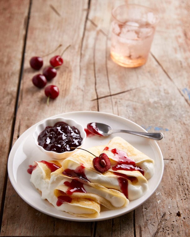 Κρέπες γεμιστές με κρέμα γιαουρτιού και μαρμελάδα κεράσι