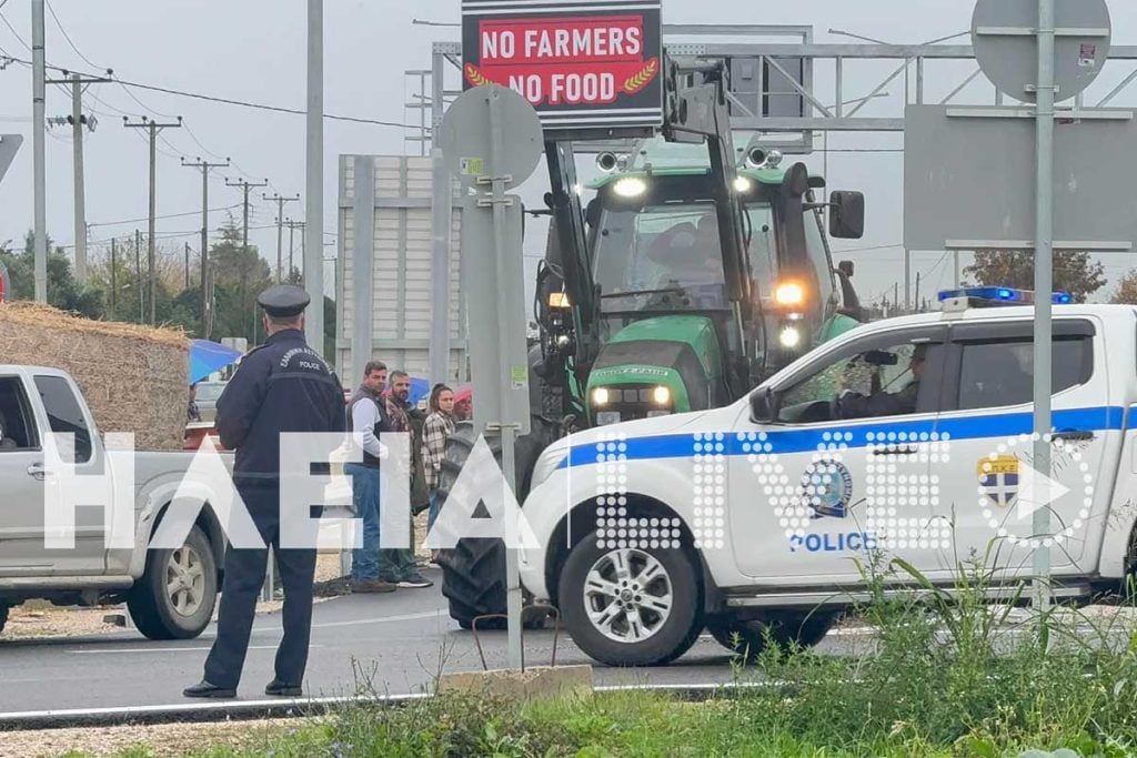 Αγρότες: Μπλόκο σε Πατρών-Πύργου και Ολυμπία οδό, έριξαν γάλα στον δρόμο κι έκαψαν σανό (ΦΩΤΟ)