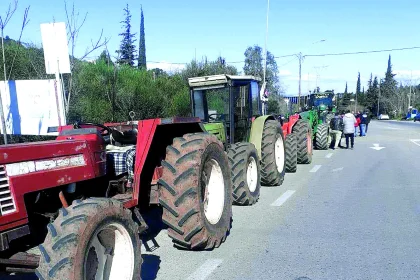 Πατρών-Πύργου: Ολιγόλεπτος αποκλεισμός στον κόμβο της Κ. Αχαΐας από τους αγρότες