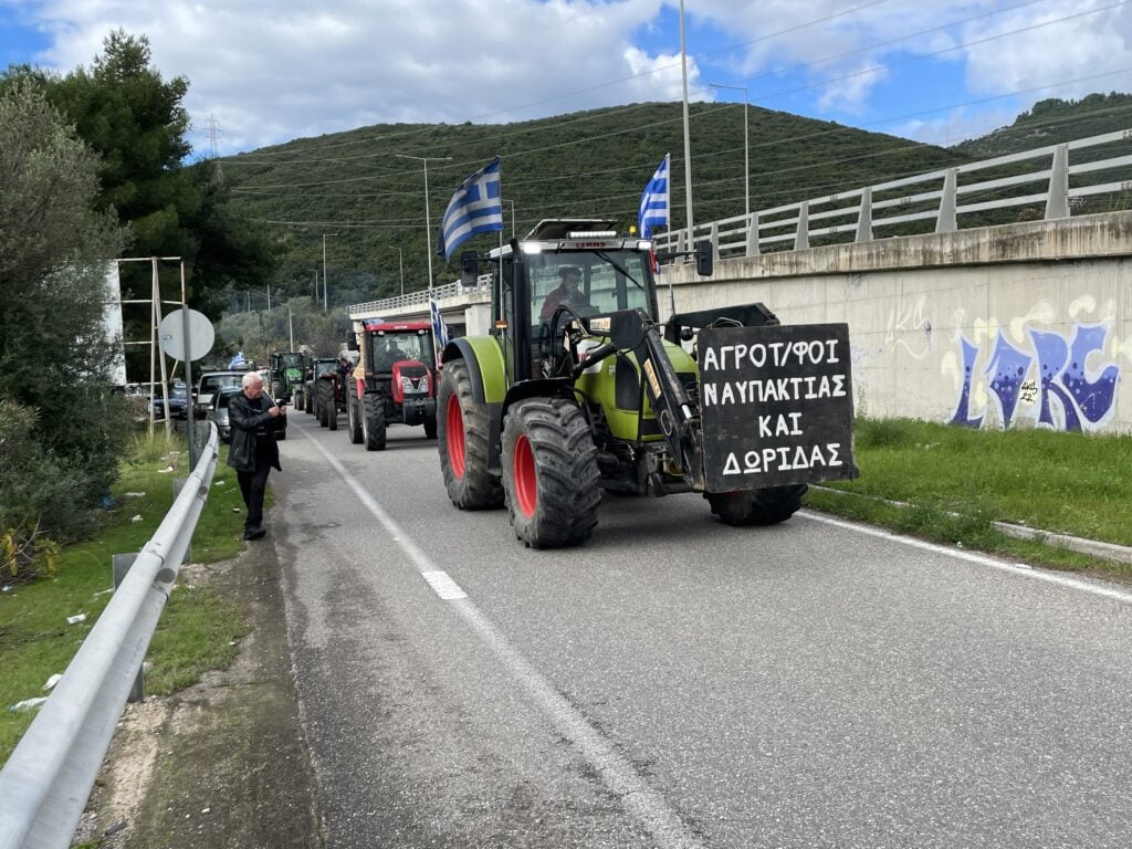 Aγροτικές κινητοποιήσεις στην Αιτωλοακαρνανία: Κλειστή «επ’ αόριστον» η Ιόνια Οδός στα διόδια του Αγγελοκάστρου, Μπλόκο στην Εθνική Ναυπάκτου – Ιτέας
