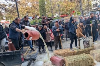 Στα μπλόκα και σήμερα οι αγρότες: Κτηνοτρόφοι πέταξαν γάλα, σιτάρι και σανό - Θα κλείσουν λιμάνια & αεροδρόμια, με συνέπειες προειδοποιεί ο Χρυσοχοΐδης
