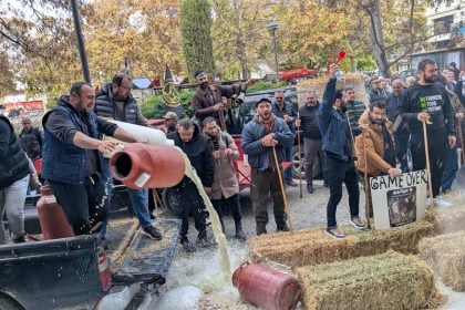 Στα μπλόκα και σήμερα οι αγρότες: Κτηνοτρόφοι πέταξαν γάλα, σιτάρι και σανό - Θα κλείσουν λιμάνια & αεροδρόμια, με συνέπειες προειδοποιεί ο Χρυσοχοΐδης