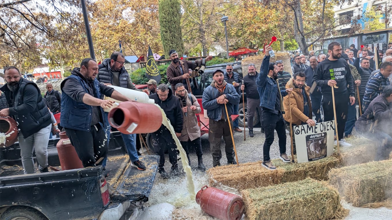 Στα μπλόκα και σήμερα οι αγρότες: Κτηνοτρόφοι πέταξαν γάλα, σιτάρι και σανό - Θα κλείσουν λιμάνια & αεροδρόμια, με συνέπειες προειδοποιεί ο Χρυσοχοΐδης