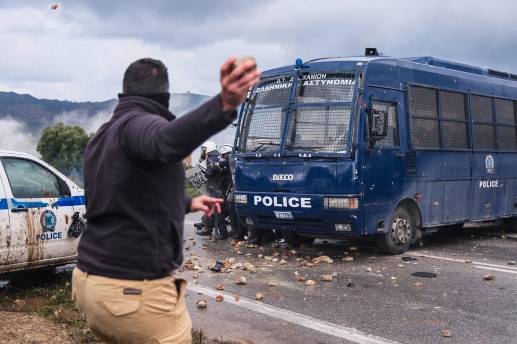 Επεισόδια στην Κρήτη: Ταυτοποιήθηκαν οι αγρότες που τραυμάτισαν αστυνομικούς - Διώκονται για εγκληματική οργάνωση