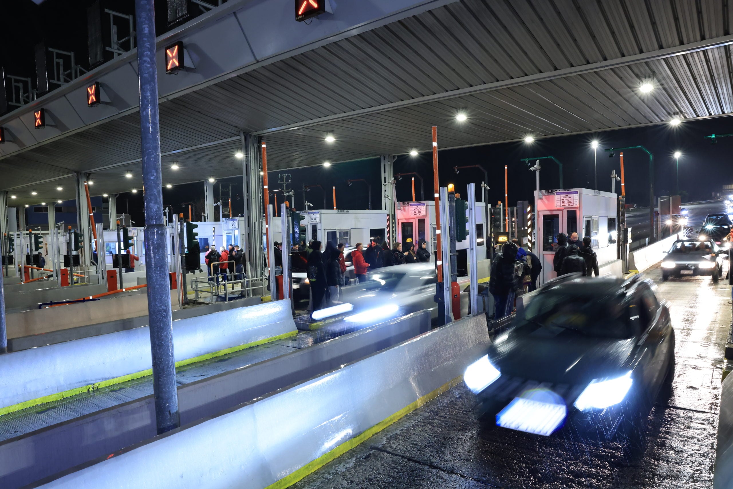 Aγρότες: Σήκωσαν τις μπάρες στα διόδια των Αφιδνών 